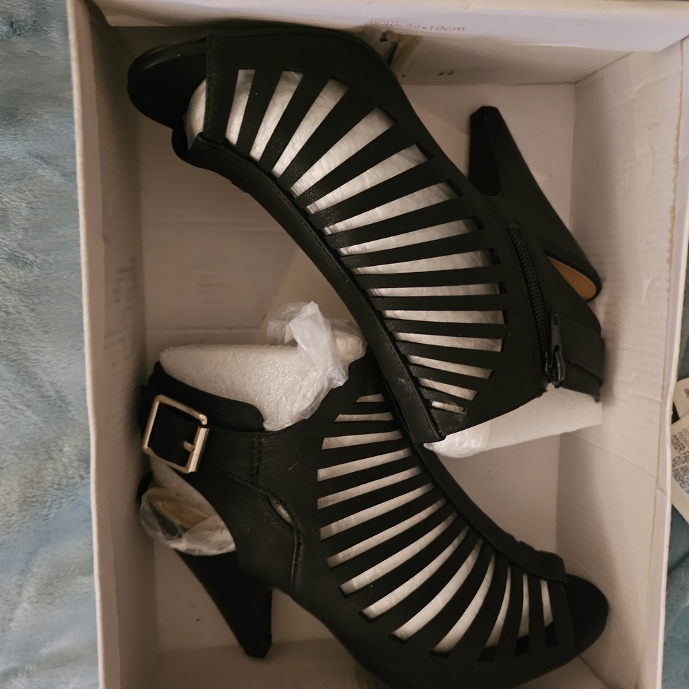 Delicious Black Strappy Heels - Picture 4 of 7